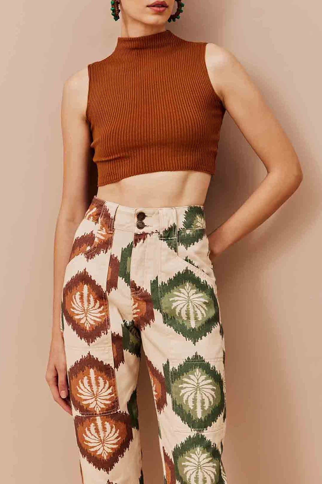 Blusa cropped feminina em tricot com golinha alta, vista frontal