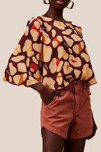 Blusa quadradinha manga kimono onça Cacay, vista frontal em mulher