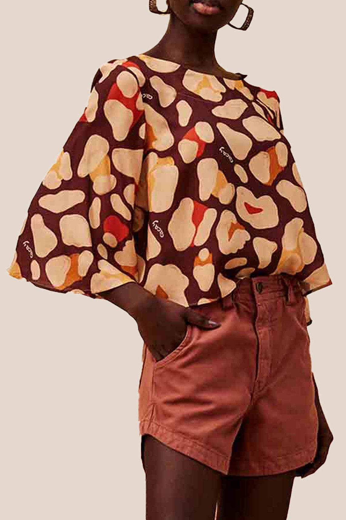 Blusa quadradinha manga kimono onça Cacay, vista frontal em mulher