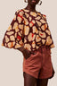 Blusa quadradinha manga kimono onça Cacay, vista frontal em mulher
