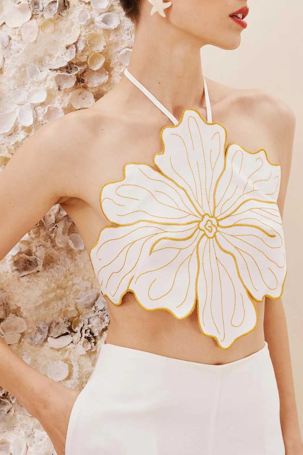 Blusa cropped feminina com flor em bordado, vista frontal