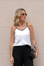 Blusa regata acetinada Skenn, frente em mulher com brilho suave