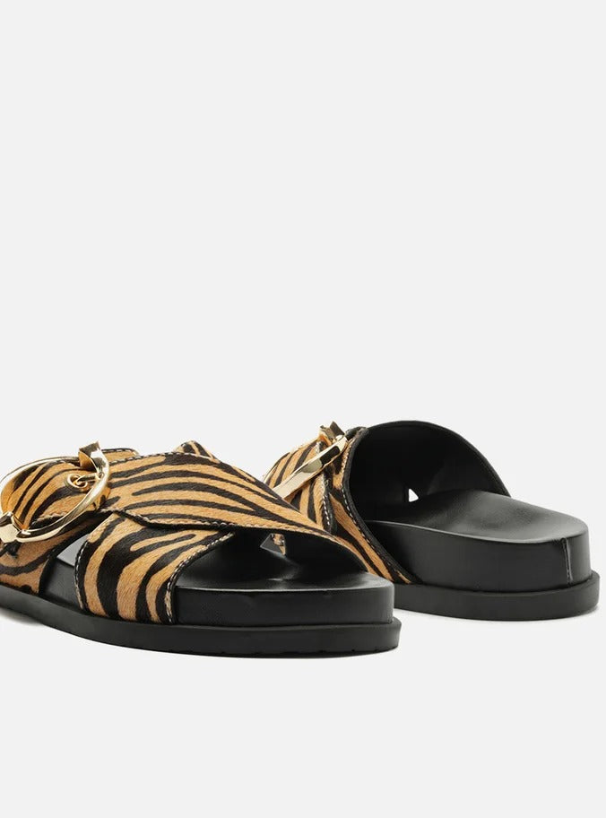 Papete Arezzo animal print com fivela dourada e detalhe das tiras cruzadas, par visto de frente e de lado