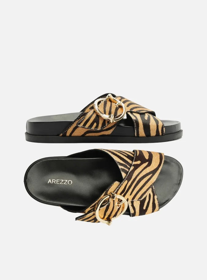 Papete Arezzo animal print preta com fivela dourada, par visto de cima com palmilha preta com logo Arezzo