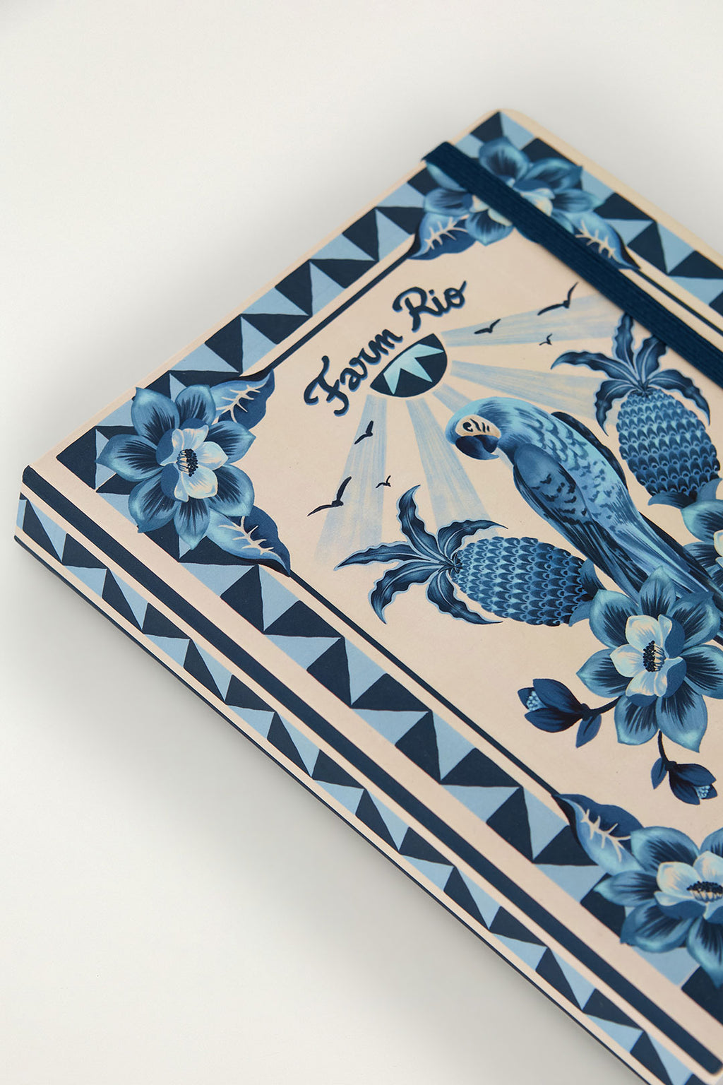 Planner Bem Vindo Ao Paraíso Farm Etc azul, detalhe da capa com arara, flores azuis e borda geométrica em close