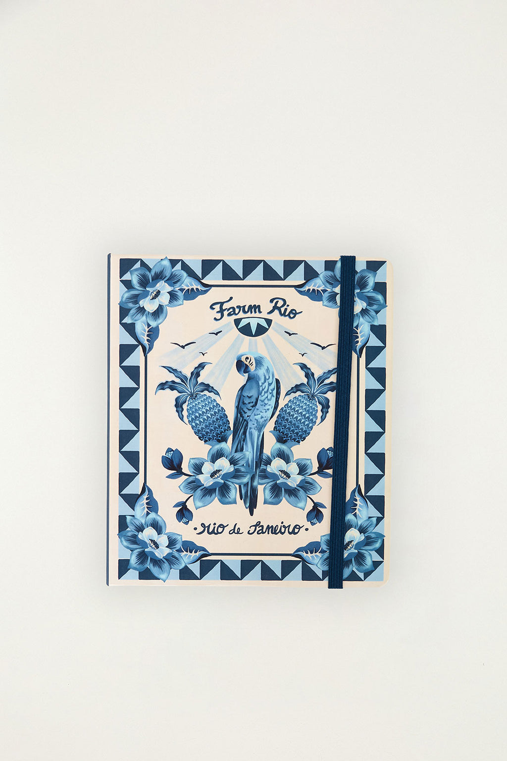 Planner Bem Vindo Ao Paraíso Farm Etc azul com capa ilustrada de arara, abacaxis e flores e elástico de fechamento