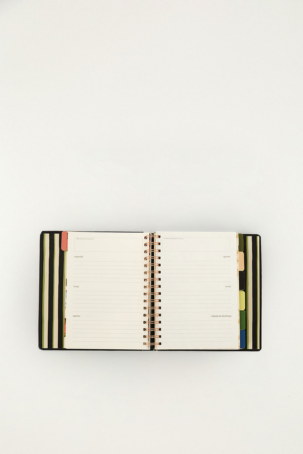 Planner Encantos da Mata Farm Etc preto aberto nas páginas de planejamento semanal com dias da semana e divisórias coloridas
