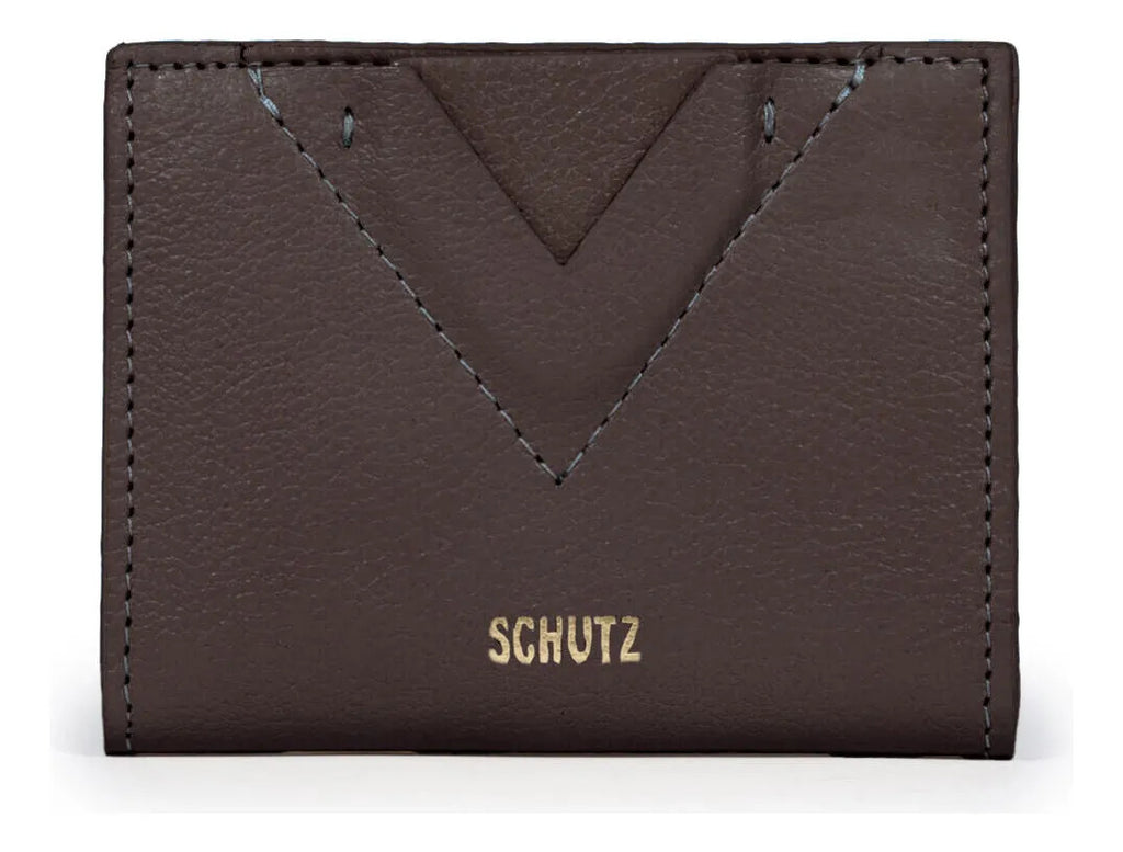 Carteira Schutz Ellie marrom de couro, frente em fundo branco, com costura em V e logo dourado da marca
