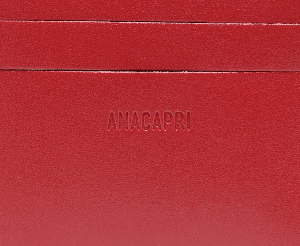 Detalhe da carteira Anacapri Porta Cartão Pequena Neutral vermelha, com logo Anacapri gravado em relevo no couro