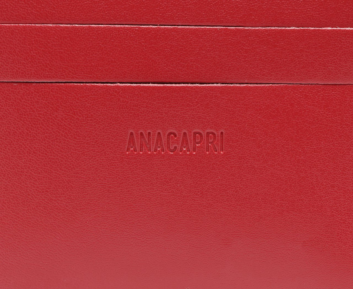 Detalhe da carteira Anacapri Porta Cartão Pequena Neutral vermelha, com logo Anacapri gravado em relevo no couro