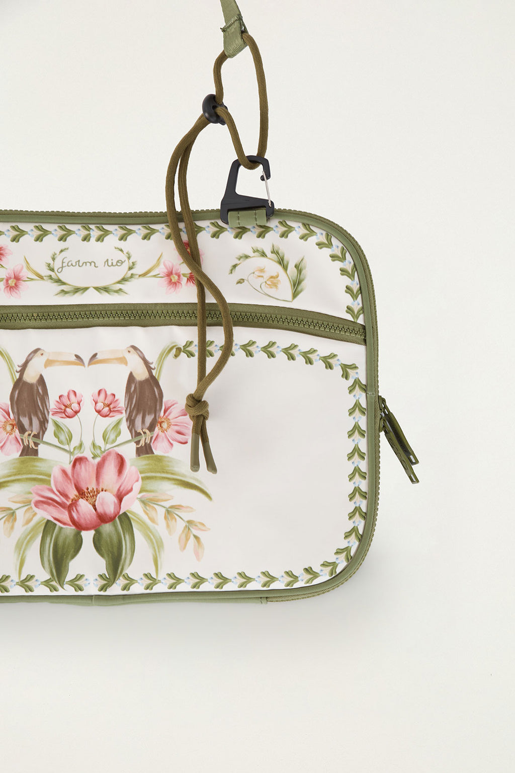Detalhe do Porta Notebook Farm Jardim Barbara off-white com tucanos, flor rosa e alça de cordão verde