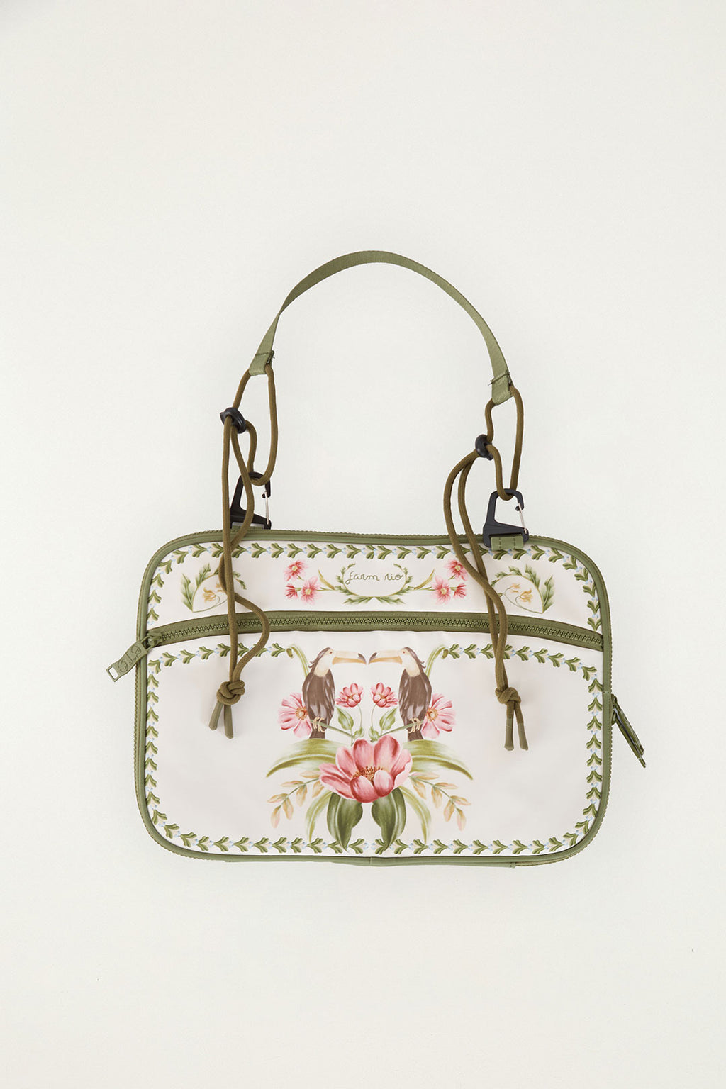Porta Notebook Farm Jardim Barbara off-white com estampa de tucanos e flores rosas, alça verde