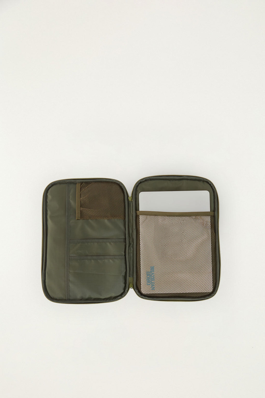 Porta Notebook Farm Jardim Barbara off-white aberto mostrando o interior verde com bolsos e compartimento de rede