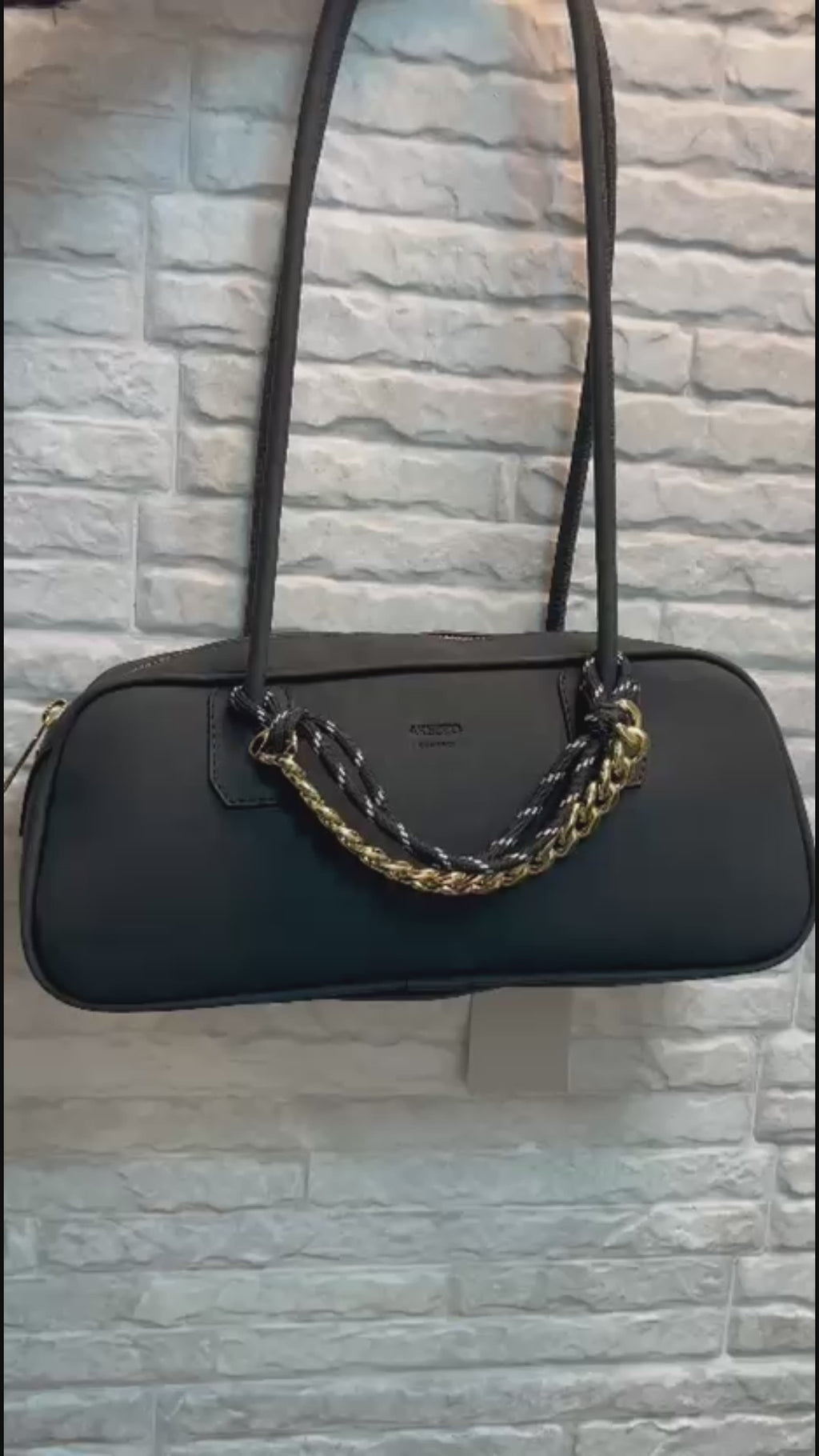 Vídeo: Bolsa Bowling Preta Nobuck Grande Cordão Arezzo