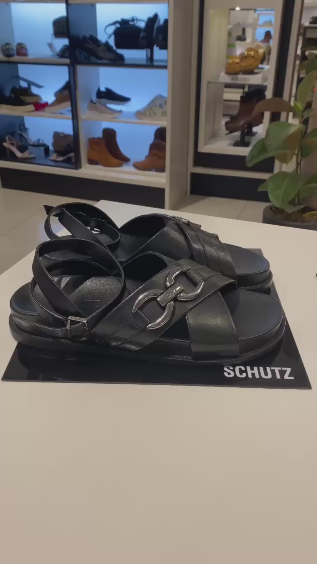 PAPETE FIVELA PRETO TIRAS EM X DET PRATA S 21564 0214 0003 SCHUTZ