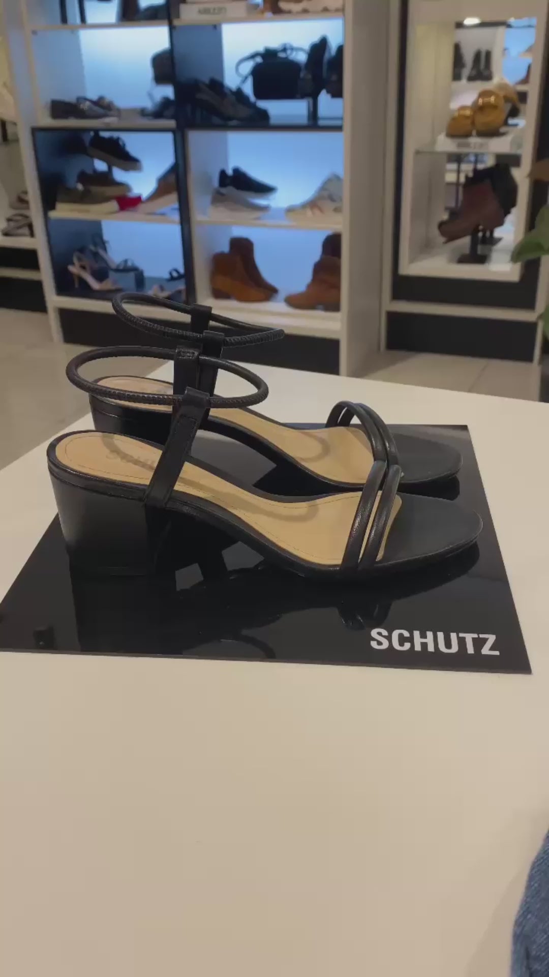SANDÁLIA SALTO BLOCO MÉDIO TIRAS PRETA S 20001 0335 0026 SCHUTZ