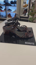 SANDÁLIA SALTO BLOCO VERNIZ ONÇA S 20001 0876 0007 SCHUTZ