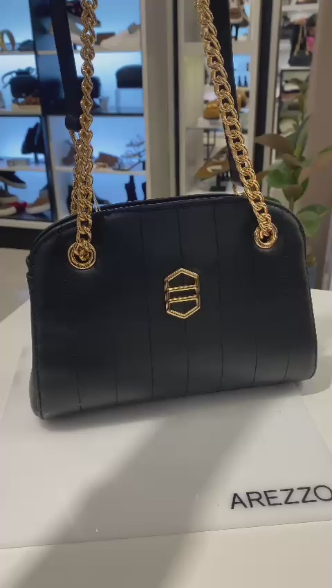 BOLSA TIRACOLO PRETA COURO MÉDIA MATELASSÊ CORRENTE A 50018 1074 0001 AREZZO