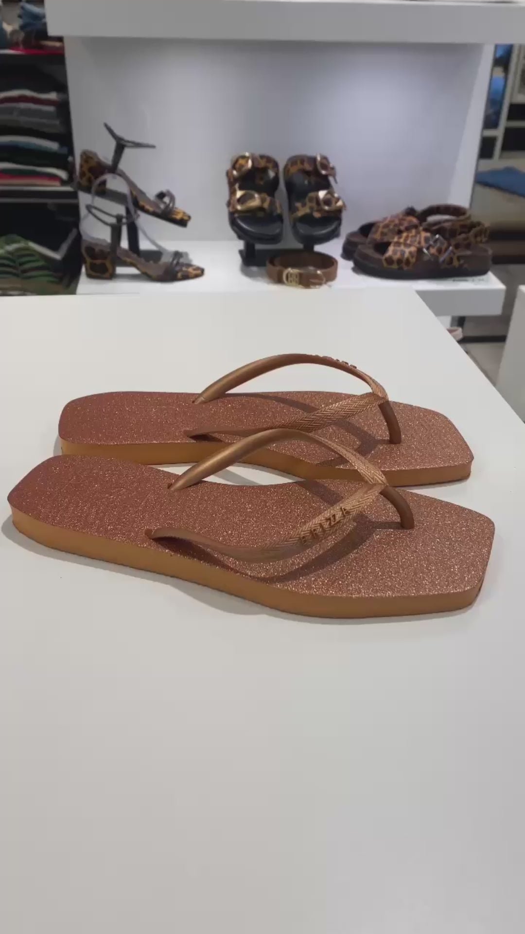 CHINELO DE DEDO LARANJA METAL SQUARE BRIZZA Z 19027 0184 0003 BRIZZA