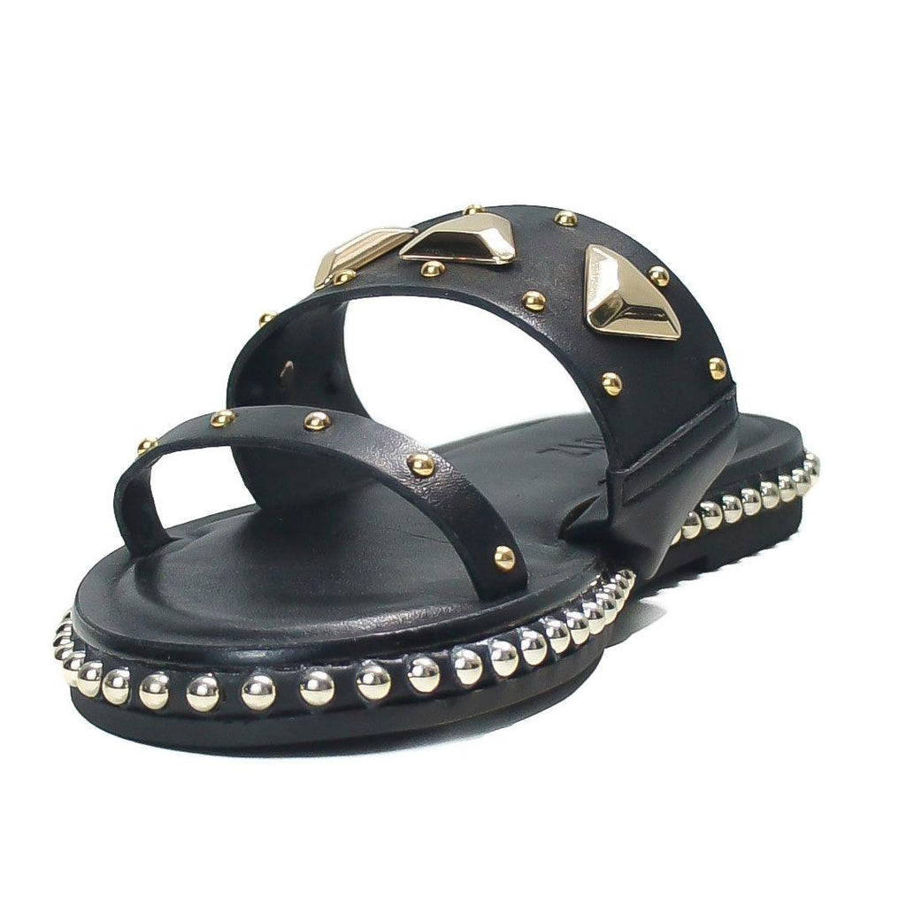 Rasteira Schutz com detalhes triângulo dourado e tachas, preta, vista frontal em ângulo das tiras