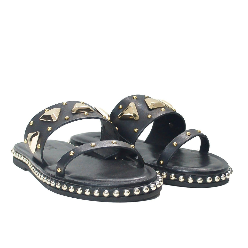 Rasteira Schutz com detalhes triângulo dourado e tachas, preta, par visto de frente