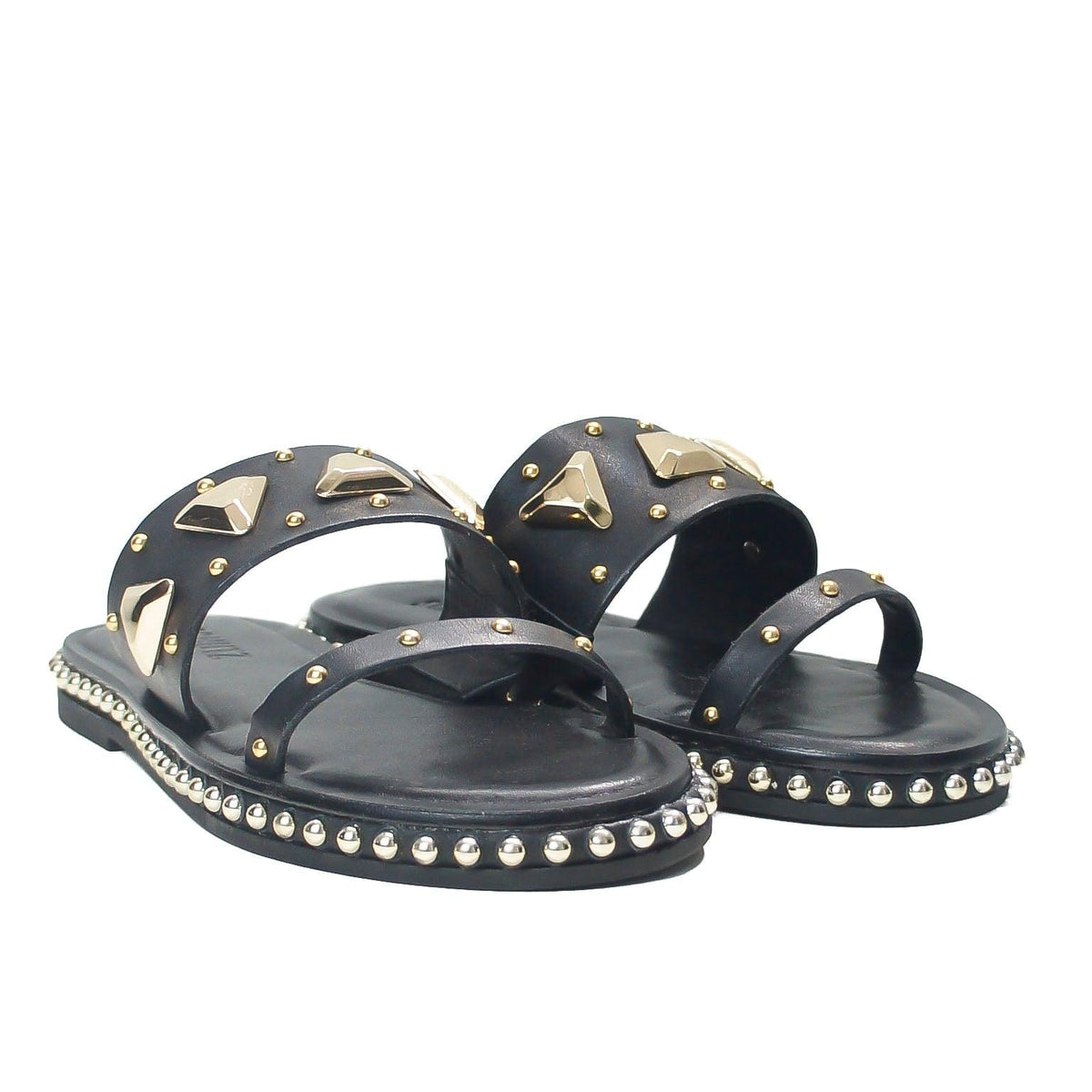 Rasteira Schutz com detalhes triângulo dourado e tachas, preta, par visto de frente