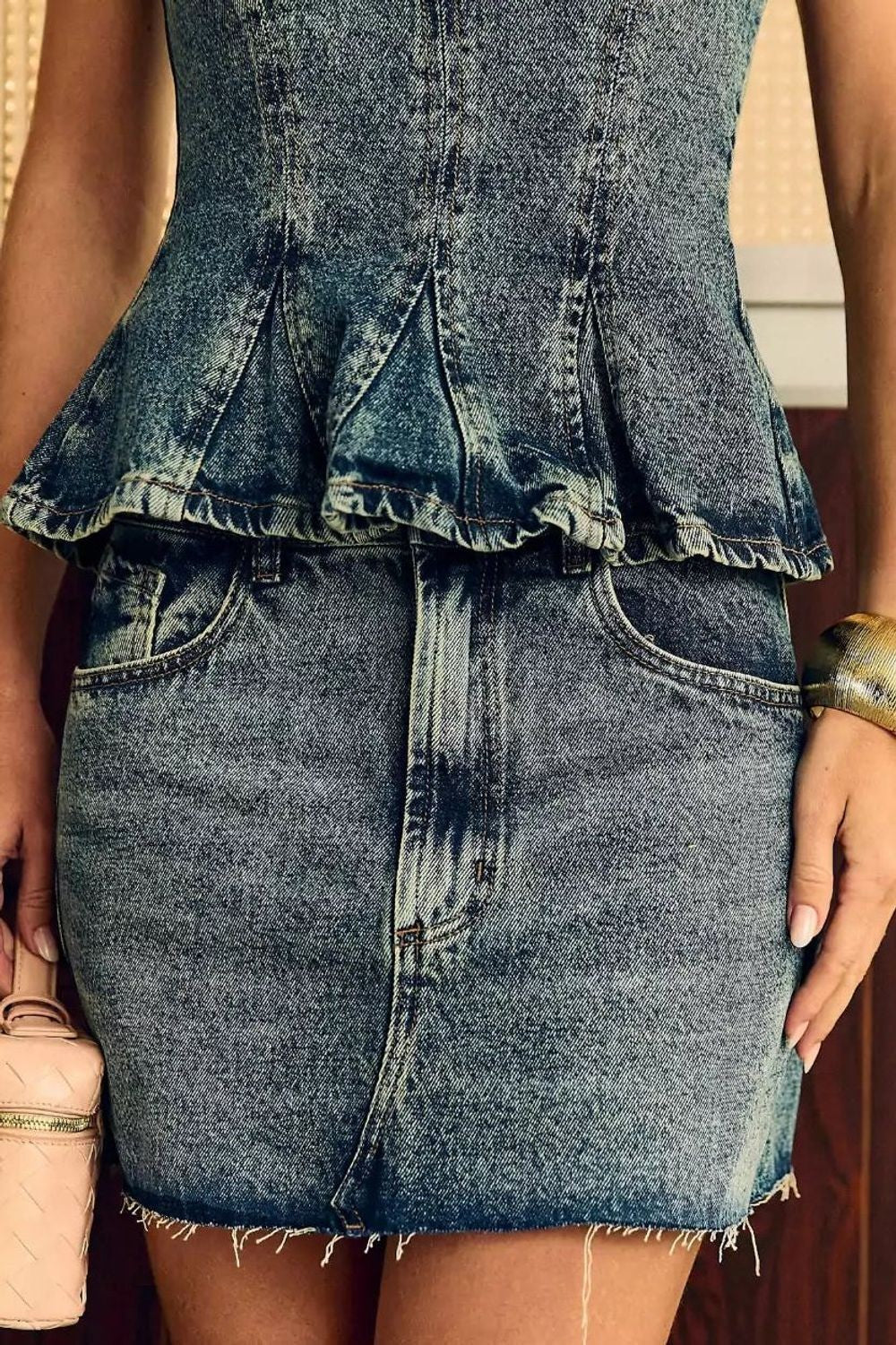 Saia jeans curta Amore da Alcance em azul jeans, detalhe do cós e bolsos com a barra desfiada Imagem principal do produto