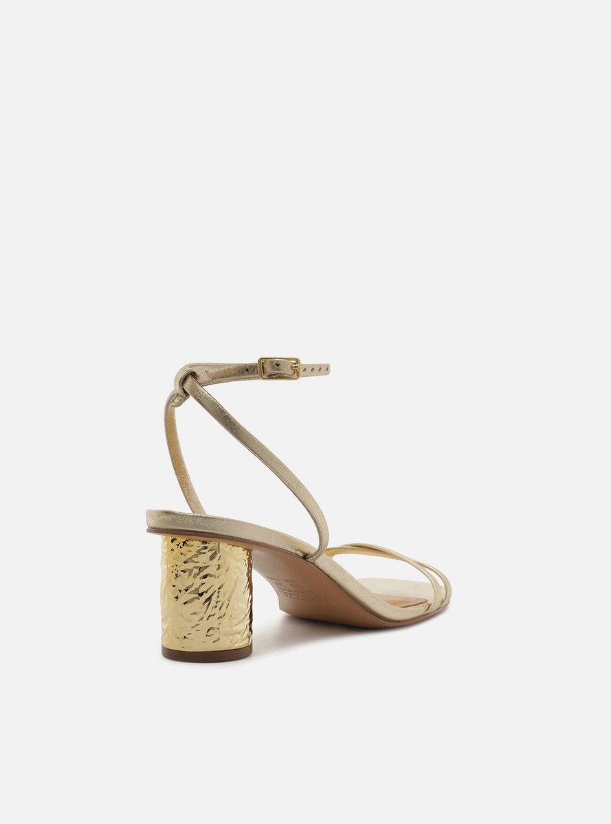 Sandália Arezzo dourada com tiras e salto bloco texturizado dourado, vista de costas