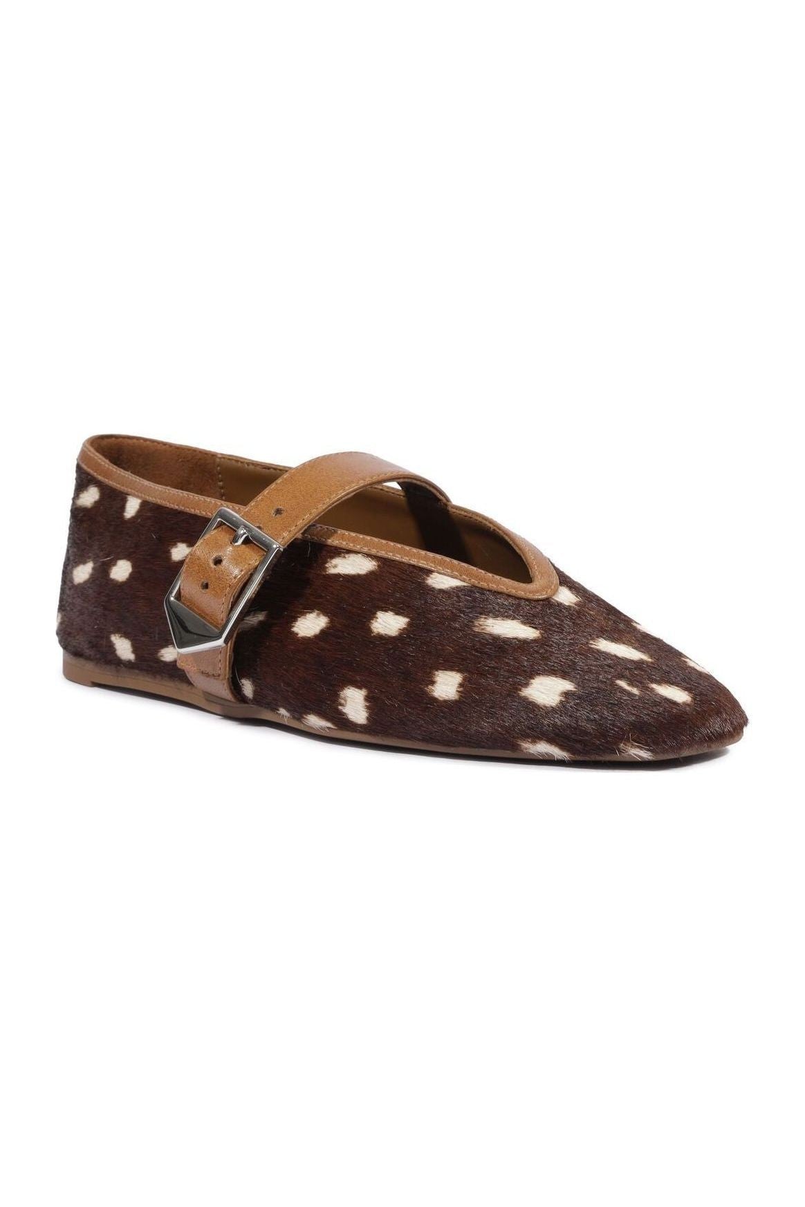 Sapatilha Schutz Vick Buckle animal print marrom com pelo de estampa de manchas claras, tira de couro e fivela prateada, vist Imagem principal do produto