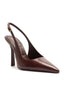Scarpin Schutz marrom de couro com salto fino e fivela slingback, vista em três quartos do par