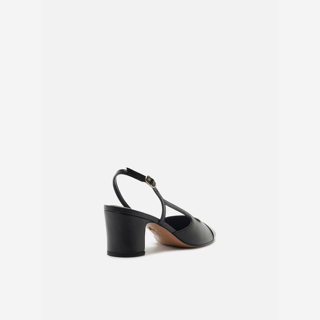 Scarpin Arezzo slingback preto com tira de fivela no calcanhar e salto bloco, visto de costas