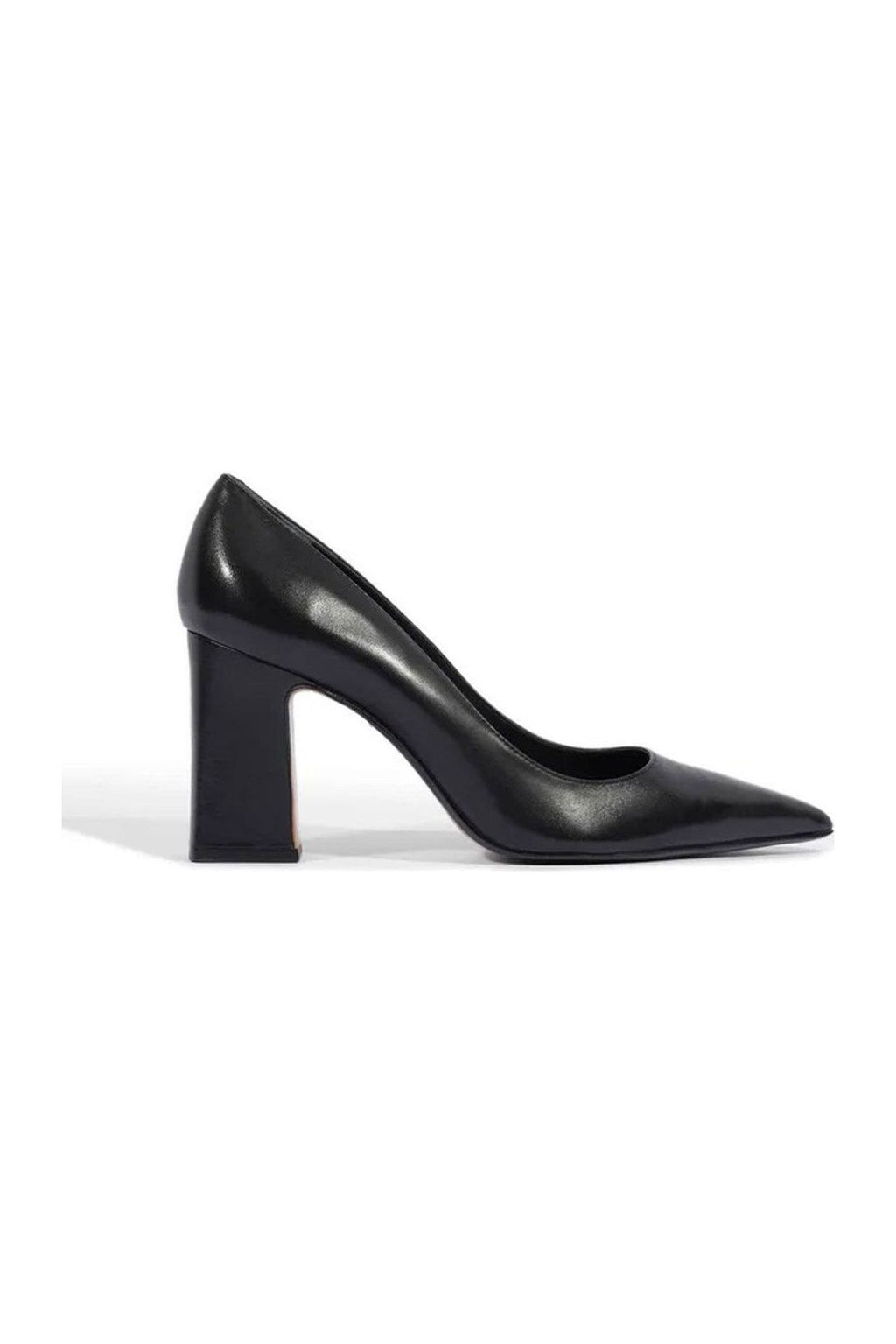 Scarpin Schutz salto alto preto em couro, bico fino e salto bloco, vista lateral