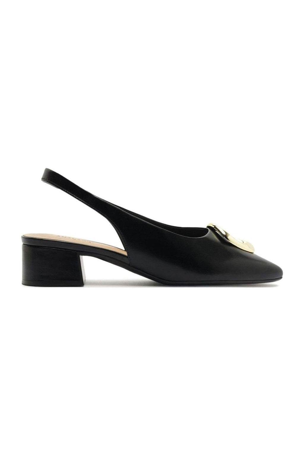 Scarpin Slingback Anacapri preto de salto bloco com aplique de metal dourado, vista lateral completa