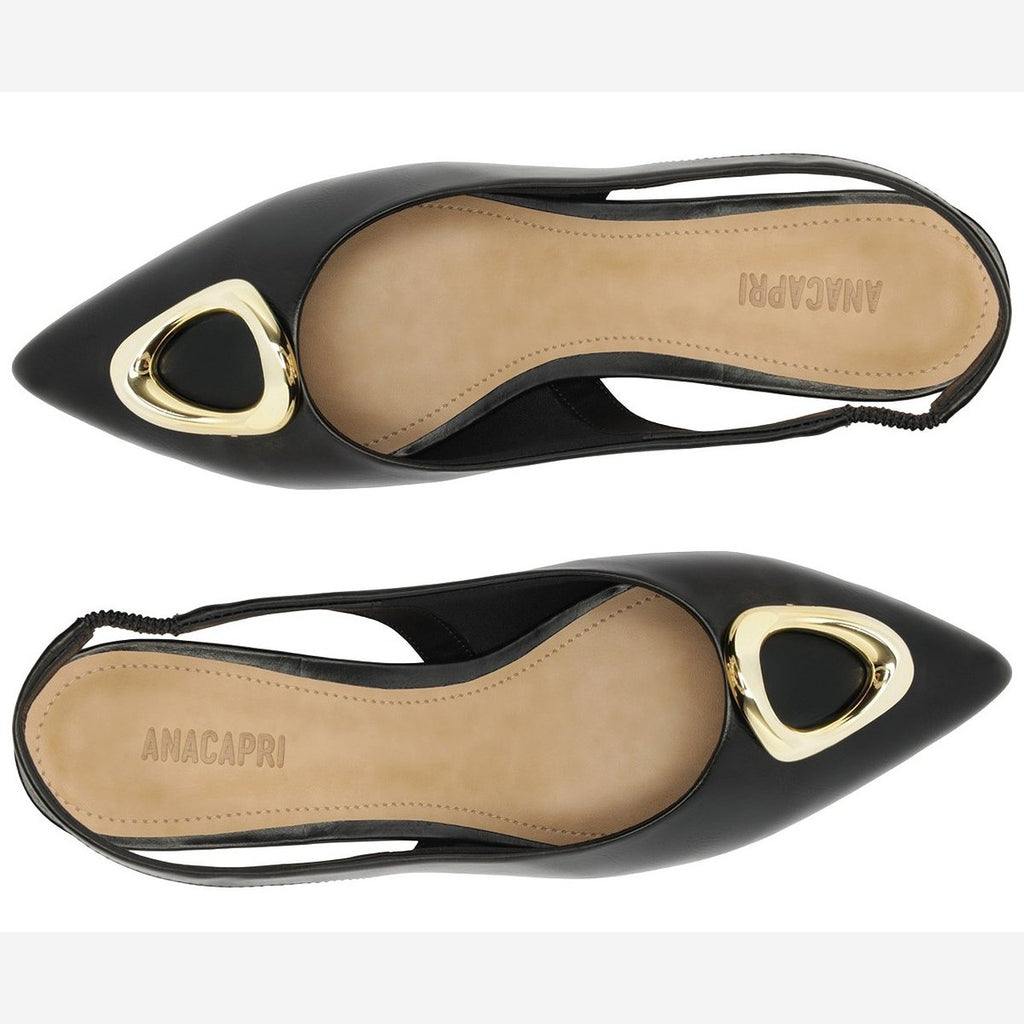 Par de scarpin Anacapri preto visto de cima, com aplique dourado triangular e interior com logo da marca
