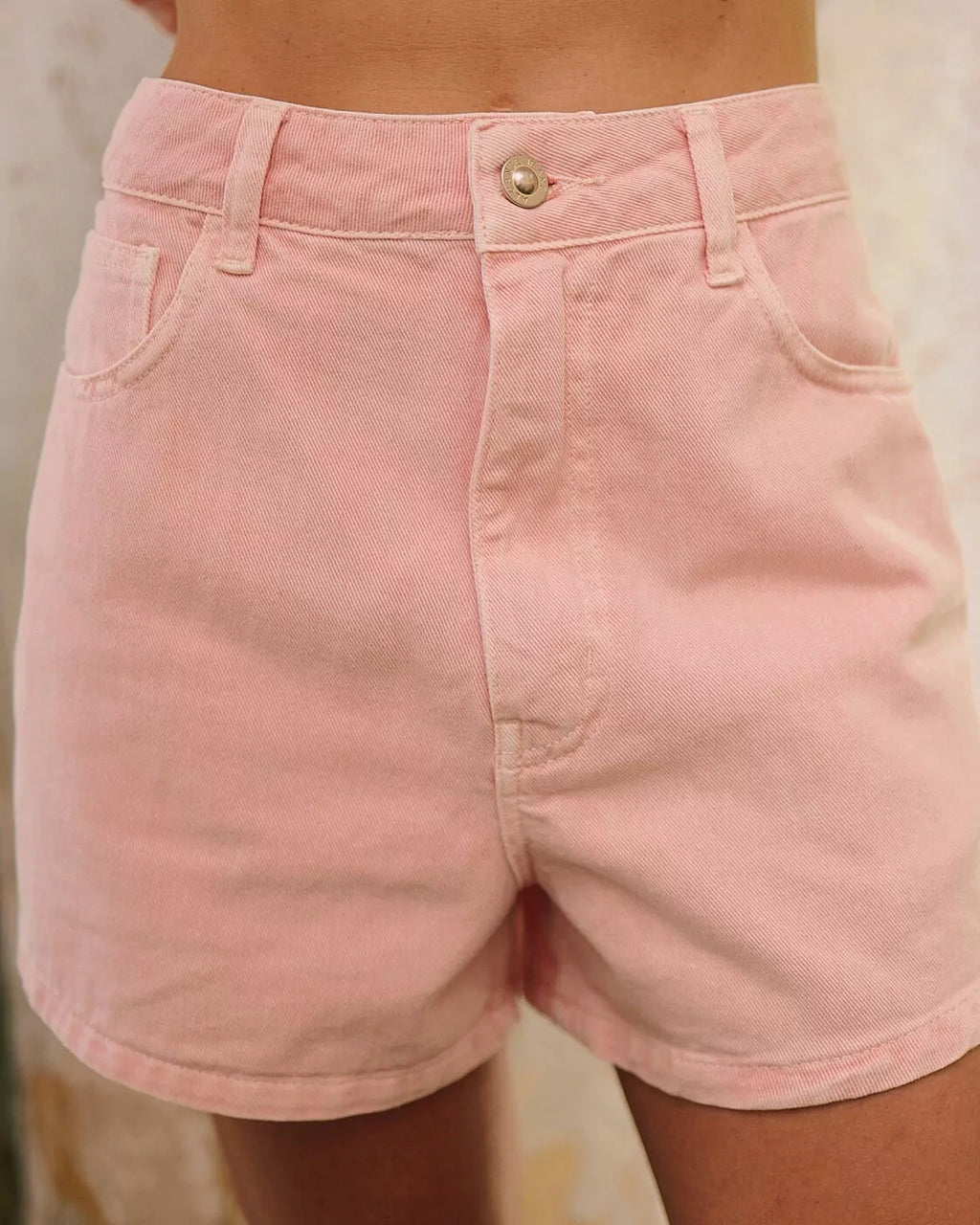 Short Baggy Botanic Alcance rosa de cintura alta, detalhe do botão, bolsos e tecido de sarja