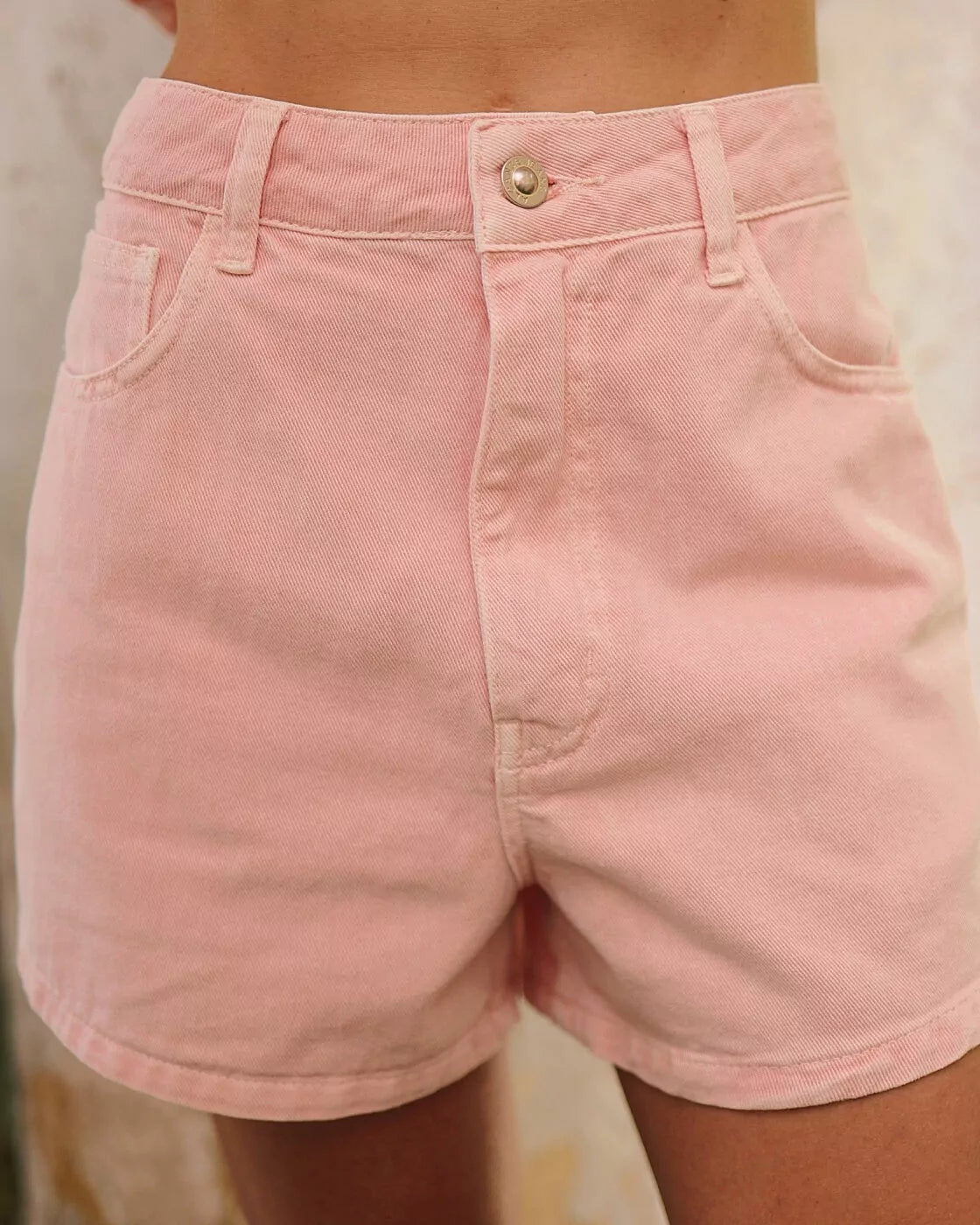 Short Baggy Botanic Alcance rosa de cintura alta, detalhe do botão, bolsos e tecido de sarja