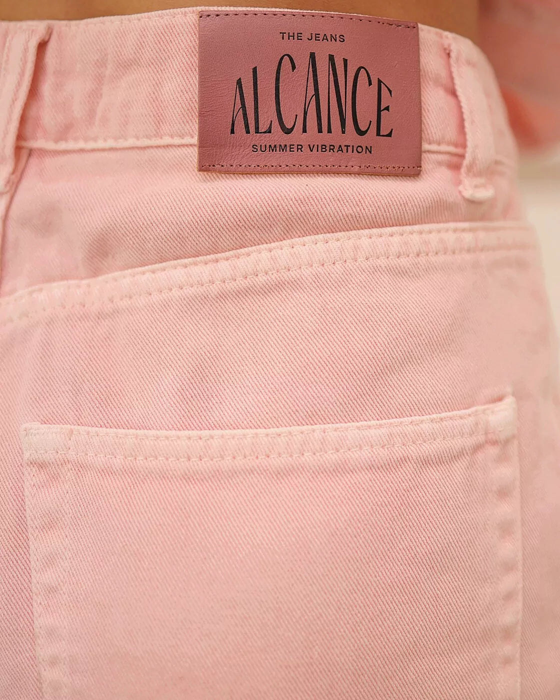Short Baggy Botanic Alcance rosa, detalhe da etiqueta de couro da marca na cintura e bolso traseiro