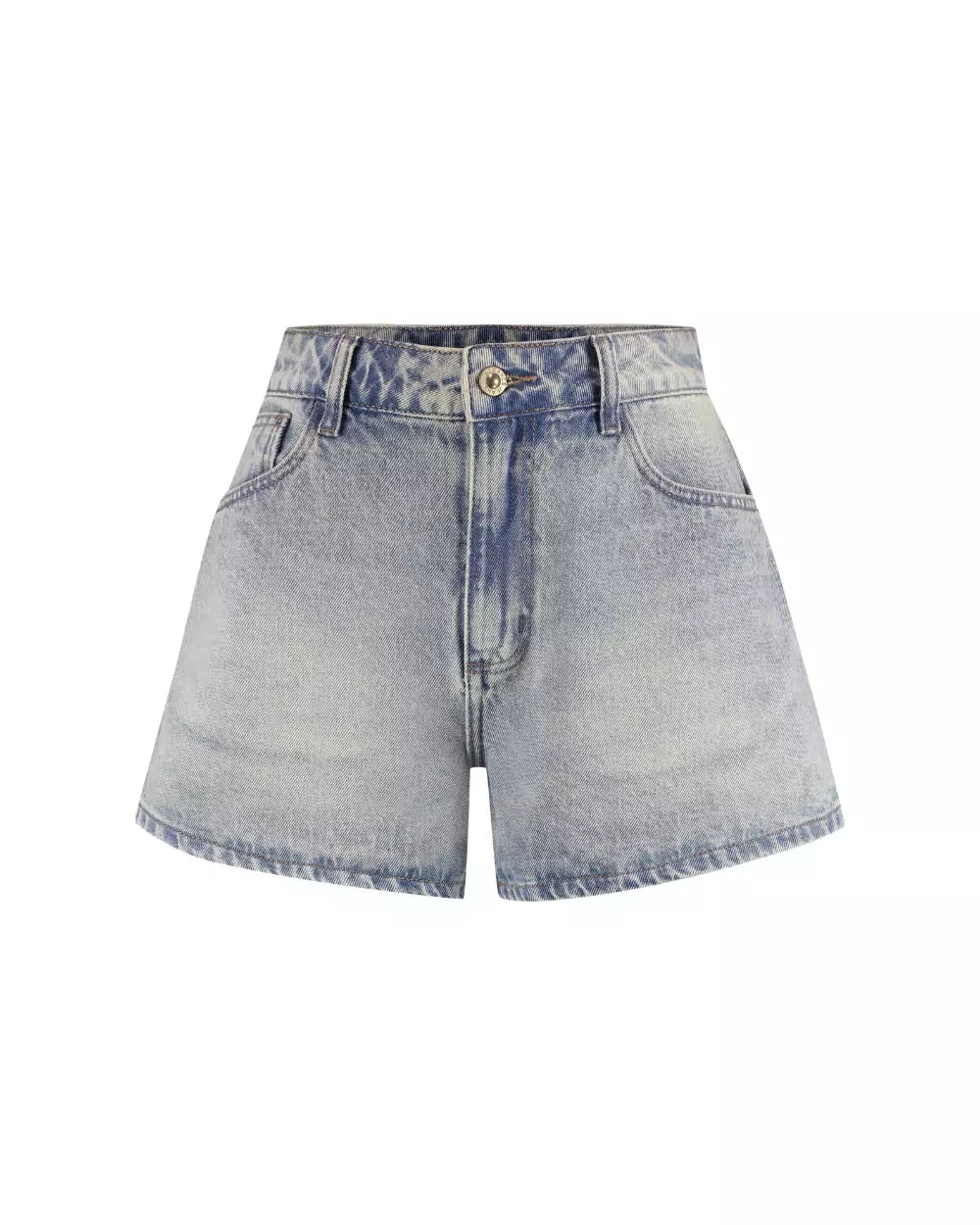 Short jeans mom evasê Alcance jeans claro, peça inteira vista de frente sobre fundo branco, com cintura alta e bolsos frontai