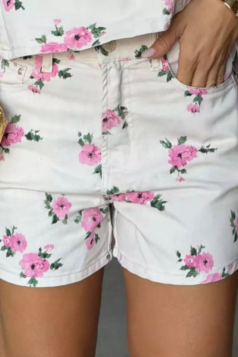 Short Jeans Mom Rose Flower Alcance rosa, detalhe do tecido branco com estampa de rosas rosa e folhas verdes Imagem principal do produto