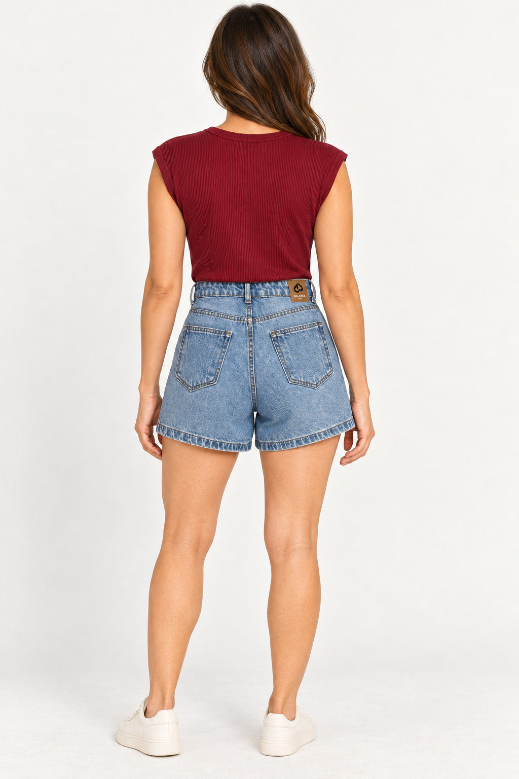 Jeans Claro | Short Jeans Mom Serena Alcance em jeans claro marmorizado, visto de costas, com bolsos traseiros e etiqueta de couro na cintu
