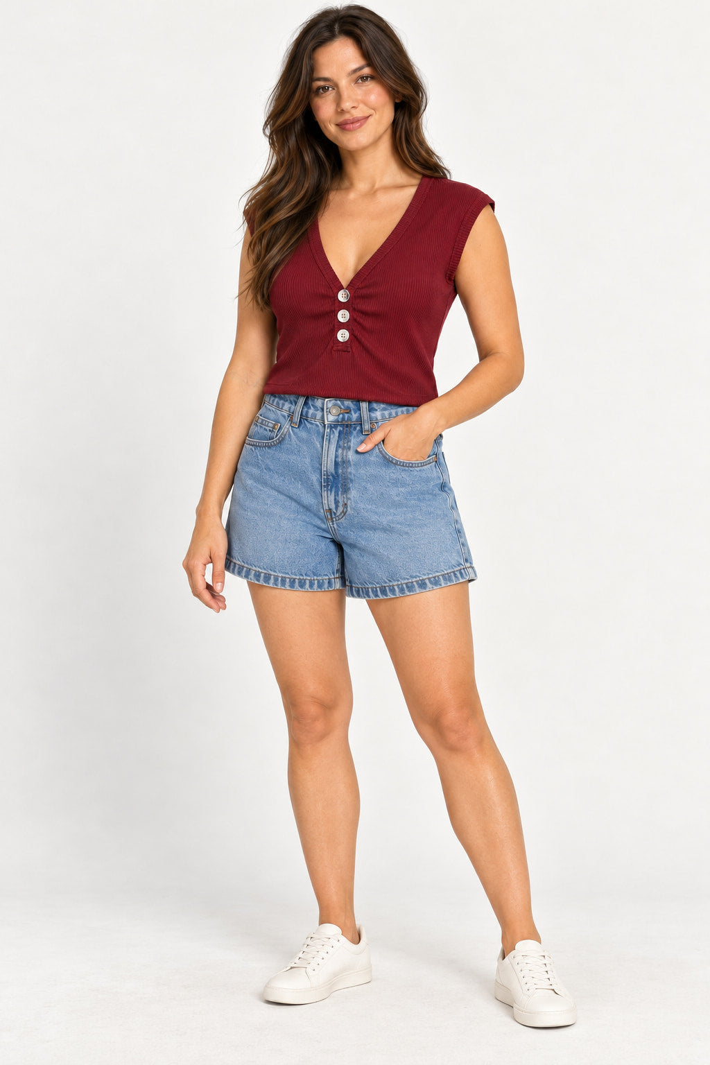 Jeans Claro | Short Jeans Mom Serena Alcance em jeans claro marmorizado, de cintura alta, com uma mão no bolso, visto de frente em modelo