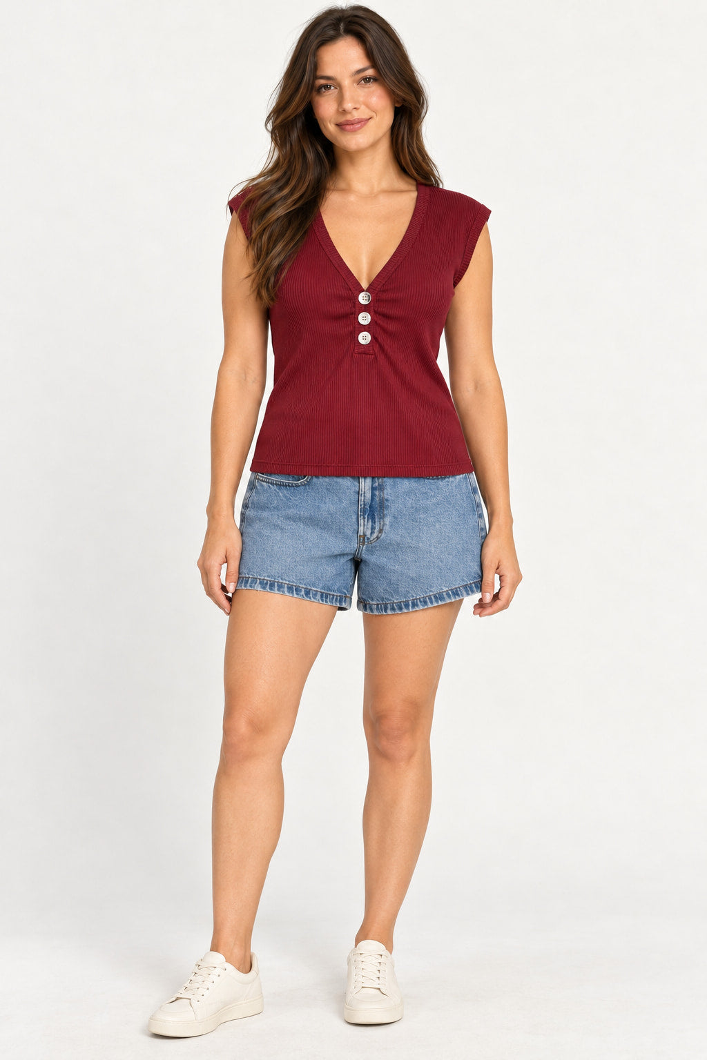Jeans Claro | Short Jeans Mom Serena Alcance em jeans claro marmorizado, com blusa bordô de decote em V, vestido em modelo de corpo inteiro