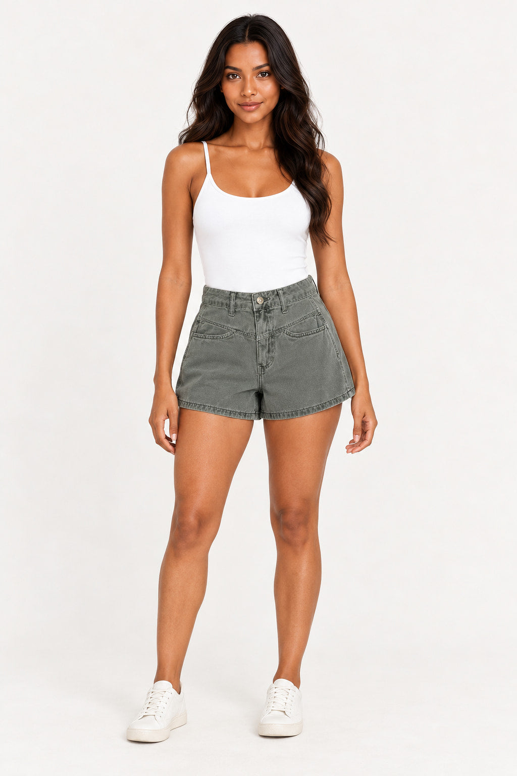 Verde | Short Mom Austin Alcance verde com cintura alta, usado por modelo com regata branca e tênis branco