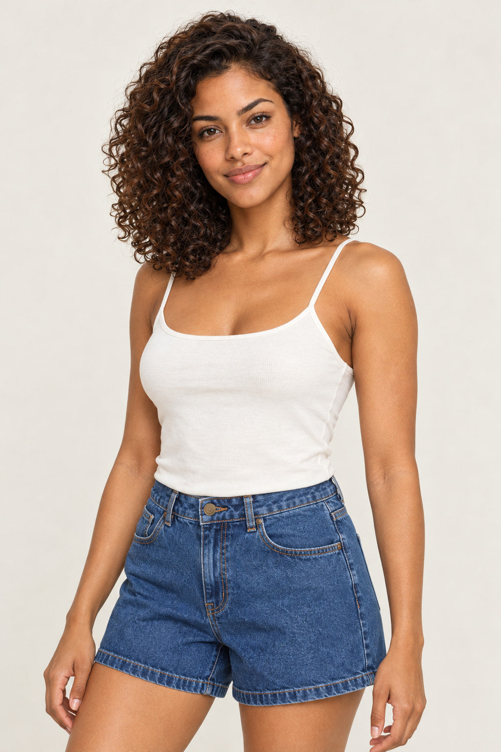 Jeans | Shorts Jeans Mom Alcance azul jeans, vestido na modelo com regata branca, vista lateral