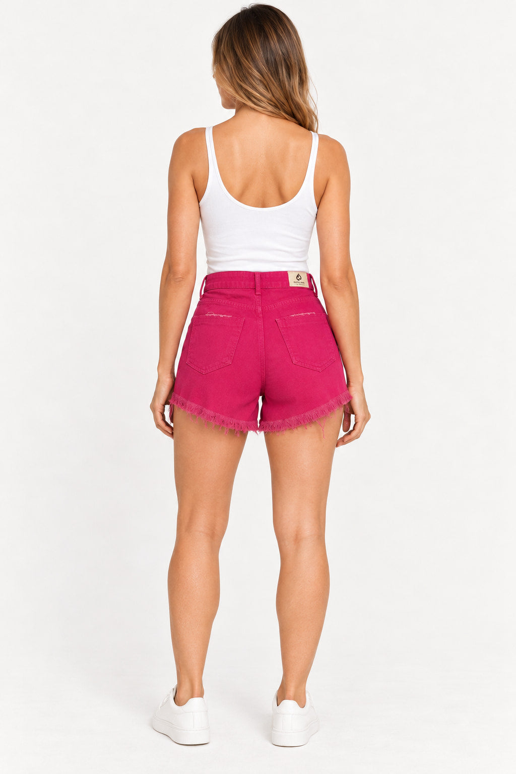 Pink | Shorts Jeans Mom Destroyed Alcance pink visto de costas, com bolsos traseiros e patch de couro na cintura