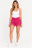 Pink | Shorts Jeans Mom Destroyed Alcance em pink, com barra desfiada e rasgos, vestido em modelo com regata branca