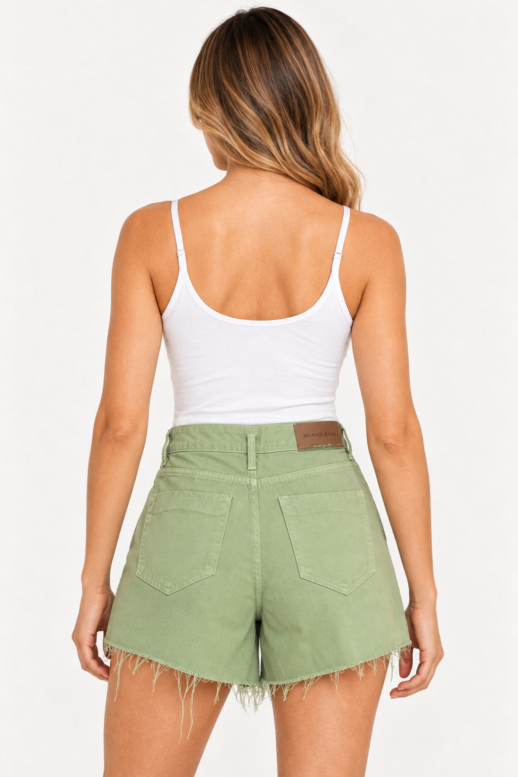 Verde | Shorts Jeans Mom Milão Alcance verde visto de costas, com bolsos traseiros e etiqueta de couro na cintura