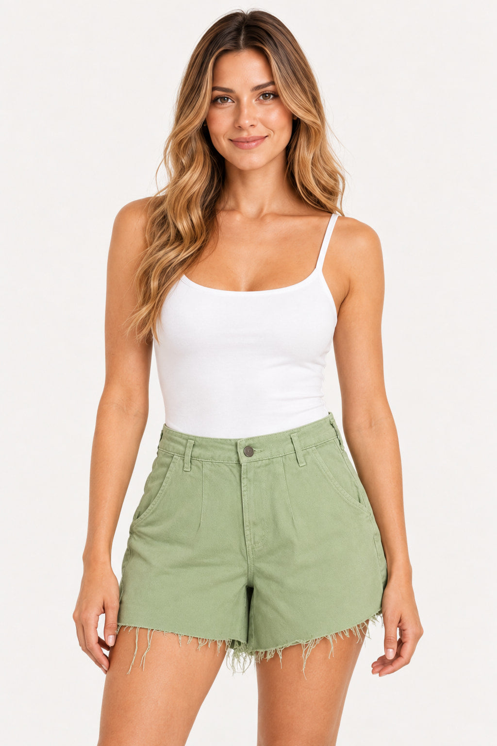 Verde | Shorts Jeans Mom Milão Alcance verde com barra desfiada, vestido em modelo com regata branca, vista frontal