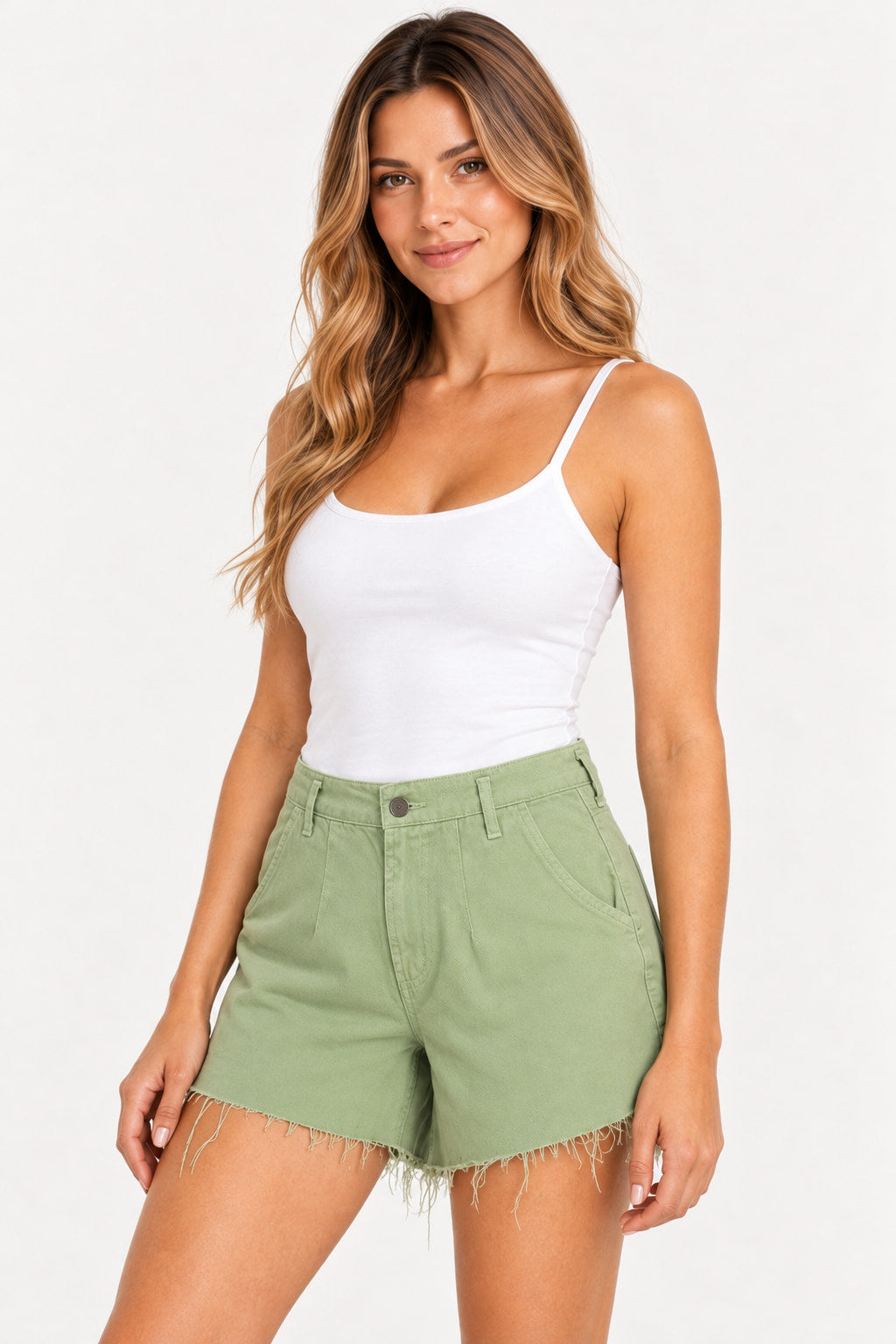 Verde | Shorts Jeans Mom Milão Alcance verde de cintura alta com barra desfiada, vestido em modelo de regata branca, vista lateral