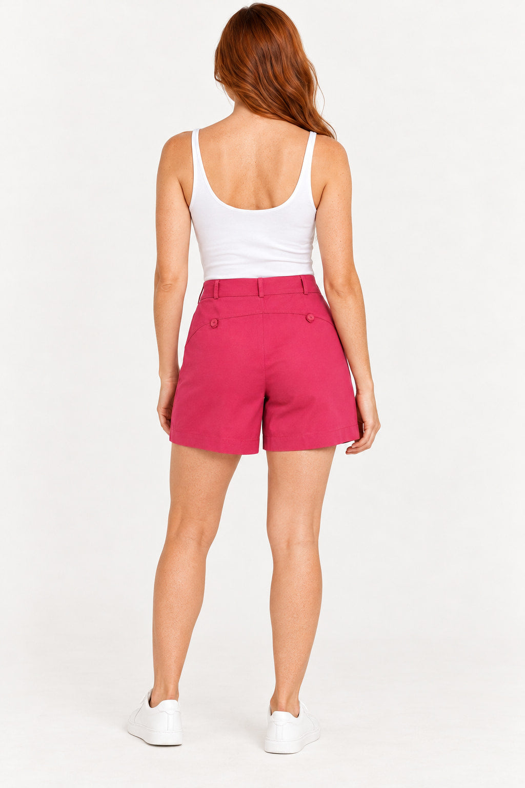 Pink | Shorts Linho Amicia Clamarroca rosa pink visto de costas, com detalhes de botões nos bolsos traseiros
